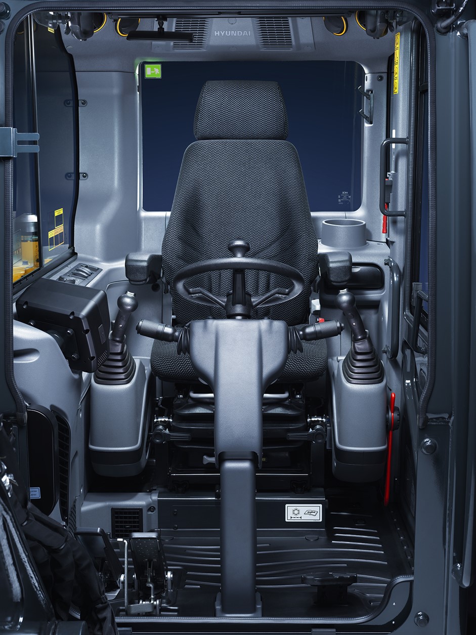 Dankzij de vernieuwende technologieën van het hydraulisch systeem werkt de graafmachine van de HW-A serie snel en soepel en is ze eenvoudig te bedienen. Doordat graafmachines van de HW-Aserie uiterst precies reageren, staan ze garant voor optimale prestaties en een maximale productiviteit.